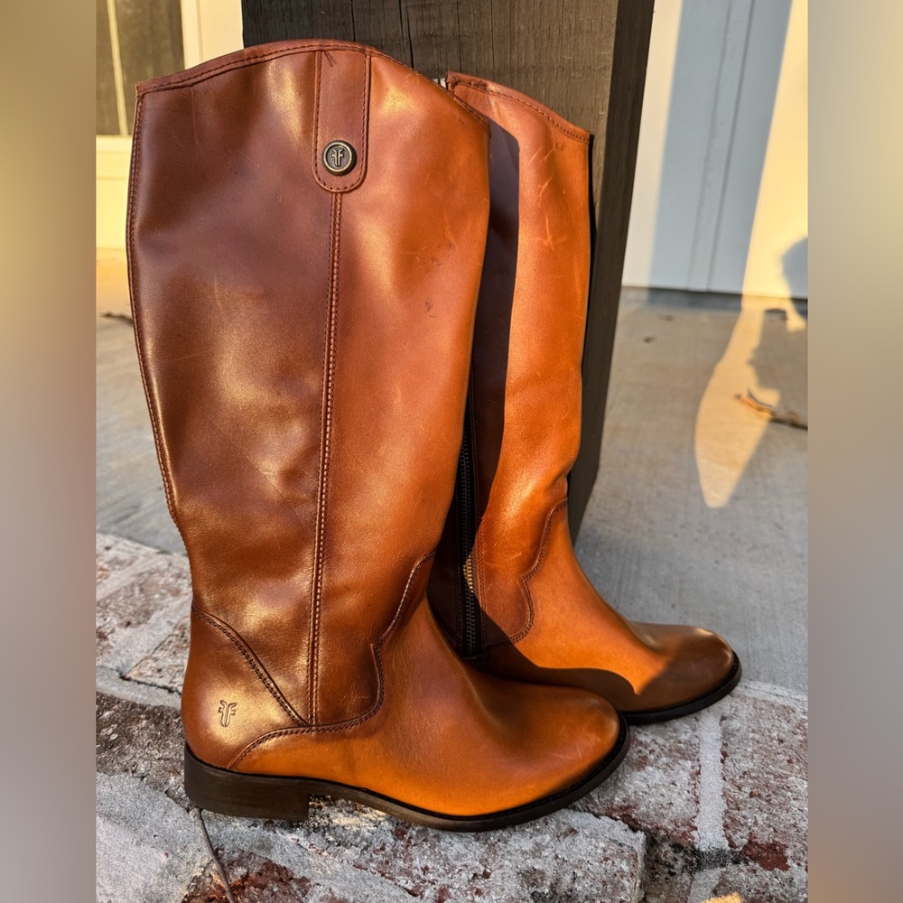 FRYE Marissa medallion Cognac size 5.5